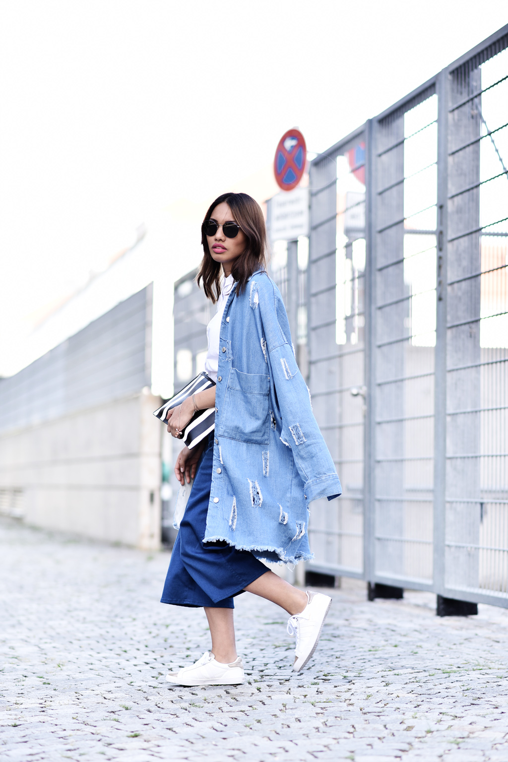 thefashionanarchy_modeblog_fashionblog_styleblog_blogger_culotte_denim_jeans_crop_top_bluse_weiss_outfit_look_gola_sneaker_3